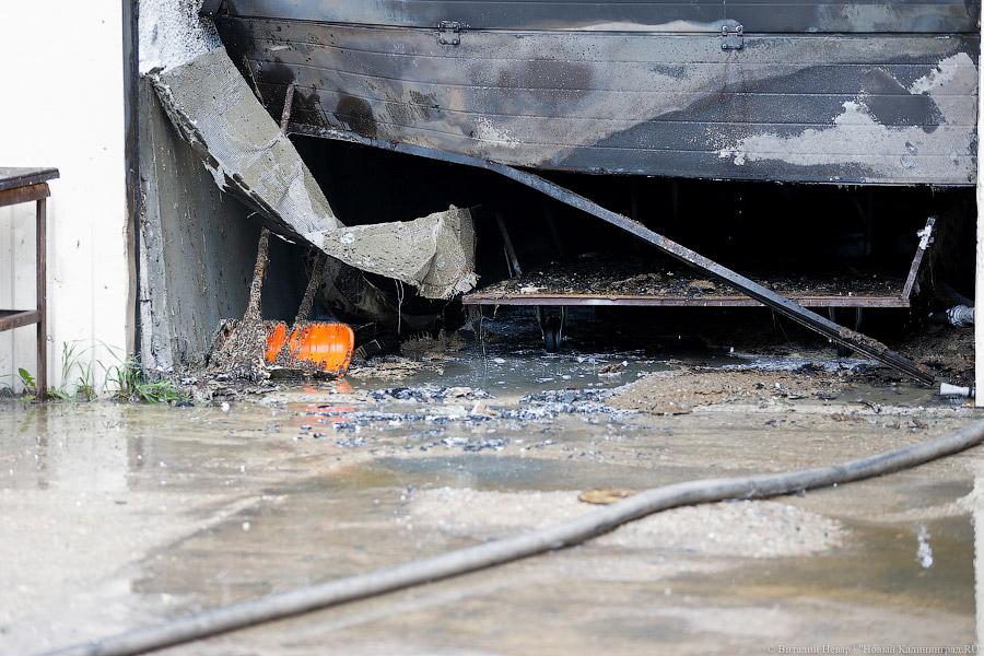 «Кто-то покурил»: на ул. Дзержинского выгорело 200 квадратных метров складов