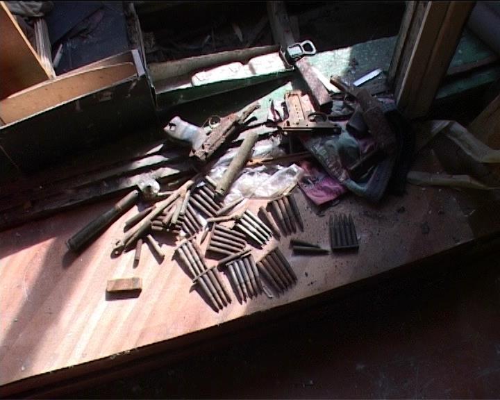 В Калининграде во время ремонта в квартире нашли тайник с оружием ВОВ (фото)