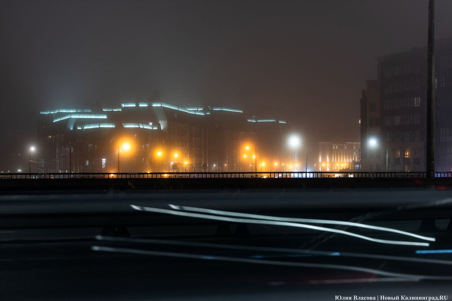Между огнями и туманами: фотопрогулка по вечернему Калининграду