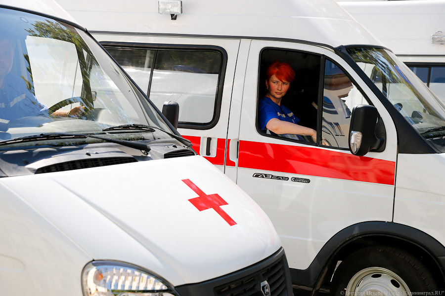 Правительство выделило Калининградской области автомобили скорой помощи и школьные автобусы