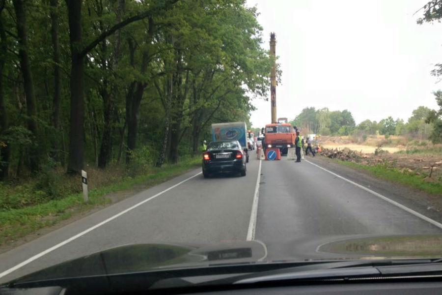 На балтийской трассе образовалась пробка из-за ремонта моста на 22 км автодороги (фото)