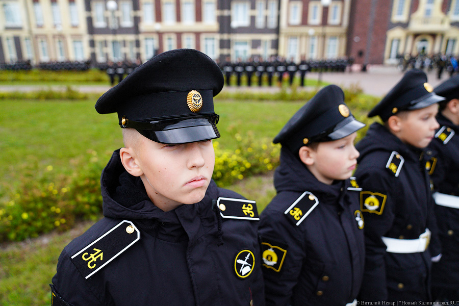 Горящие глаза, серьезные лица: первокурсников приняли в нахимовцы (фото)