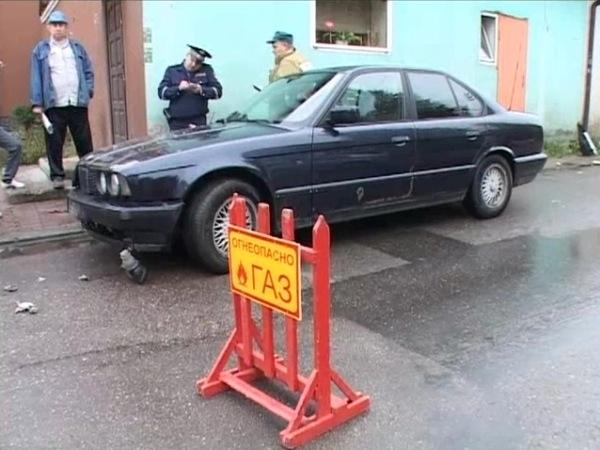 «БМВ» под управлением пьяной женщины врезался в газовую трубу, произошла утечка газа (фото)
