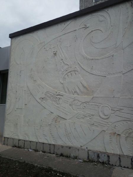 Собственник здания на Леонова освободил от панелей «космический» барельеф (фото)