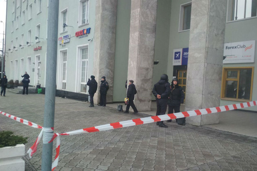 На пл. Победы оцепили калининградский деловой центр из-за звонка о бомбе (фото)
