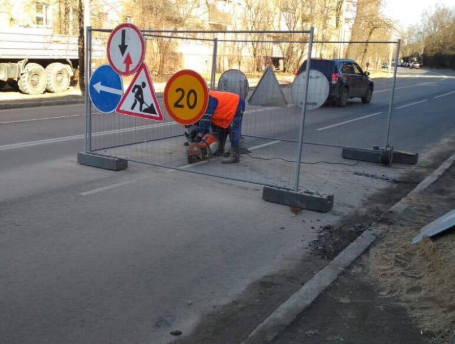 В Калининграде на Нарвской снимают новый асфальт, чтобы поменять трубу