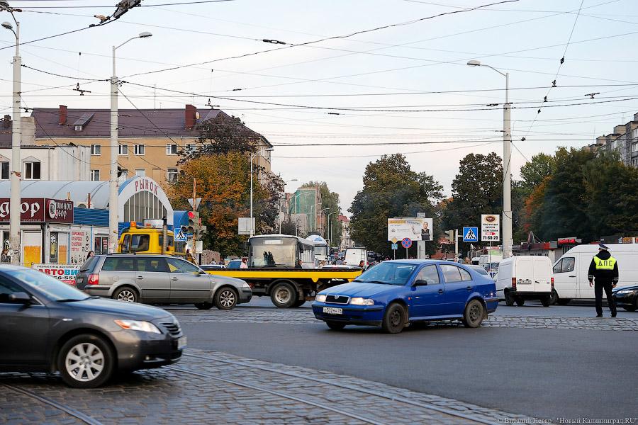 Стоять и петь помогают: как водители привыкают к пробкам на пл. Василевского 