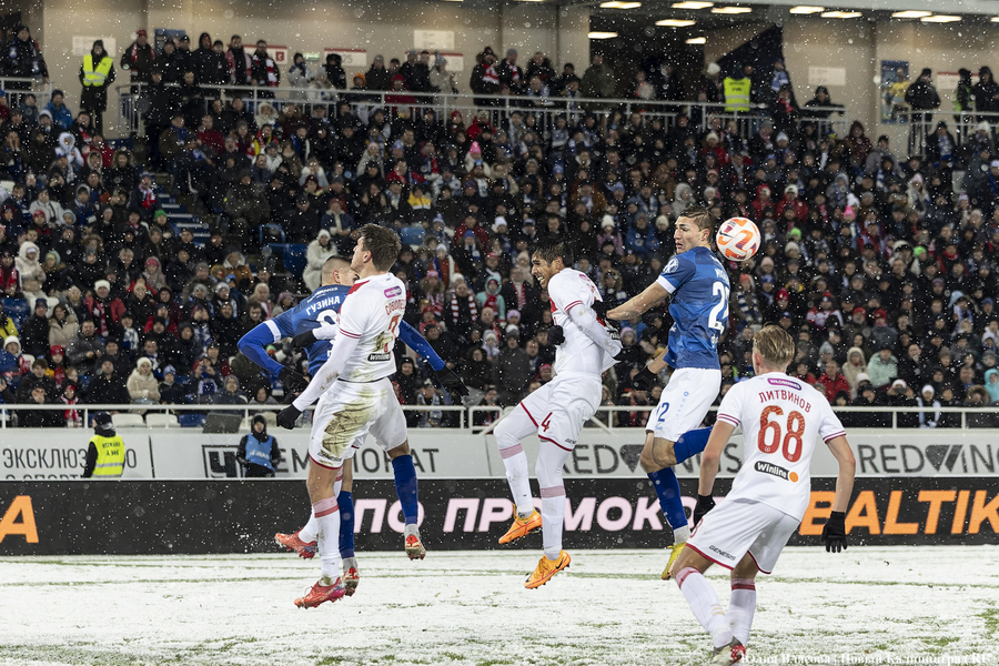 «Не футбол, а регби»: снежный матч «Балтика» — «Спартак» в фотографиях