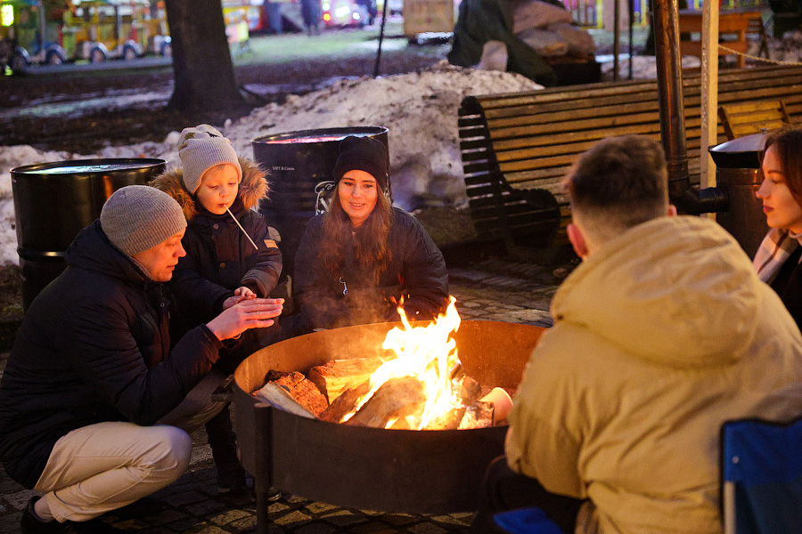Гастрономическая шаурма и другие: на острове Канта открылась новогодняя ярмарка (фото)