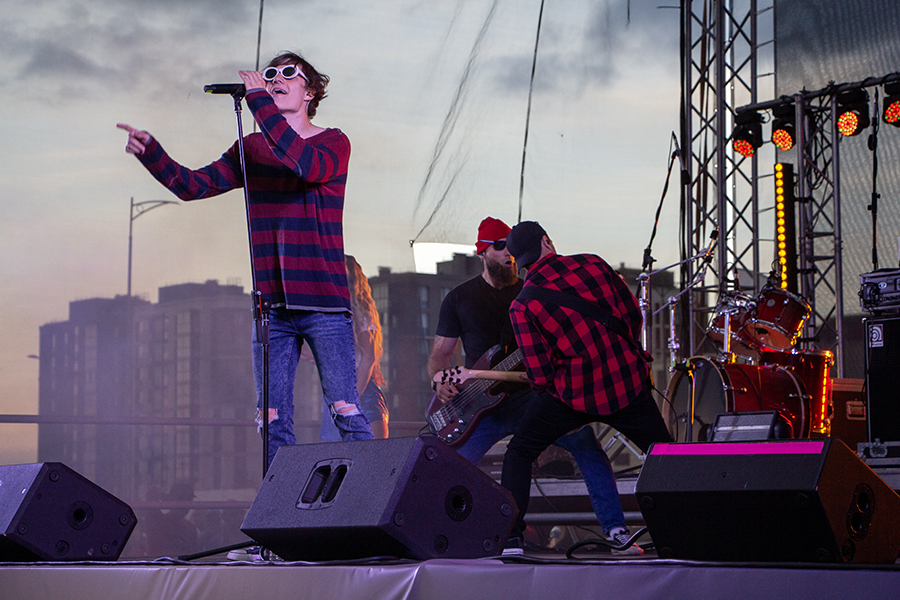 Марафон мировых хитов: в Калининграде прошёл рок-фестиваль с трибьют-шоу (фото)