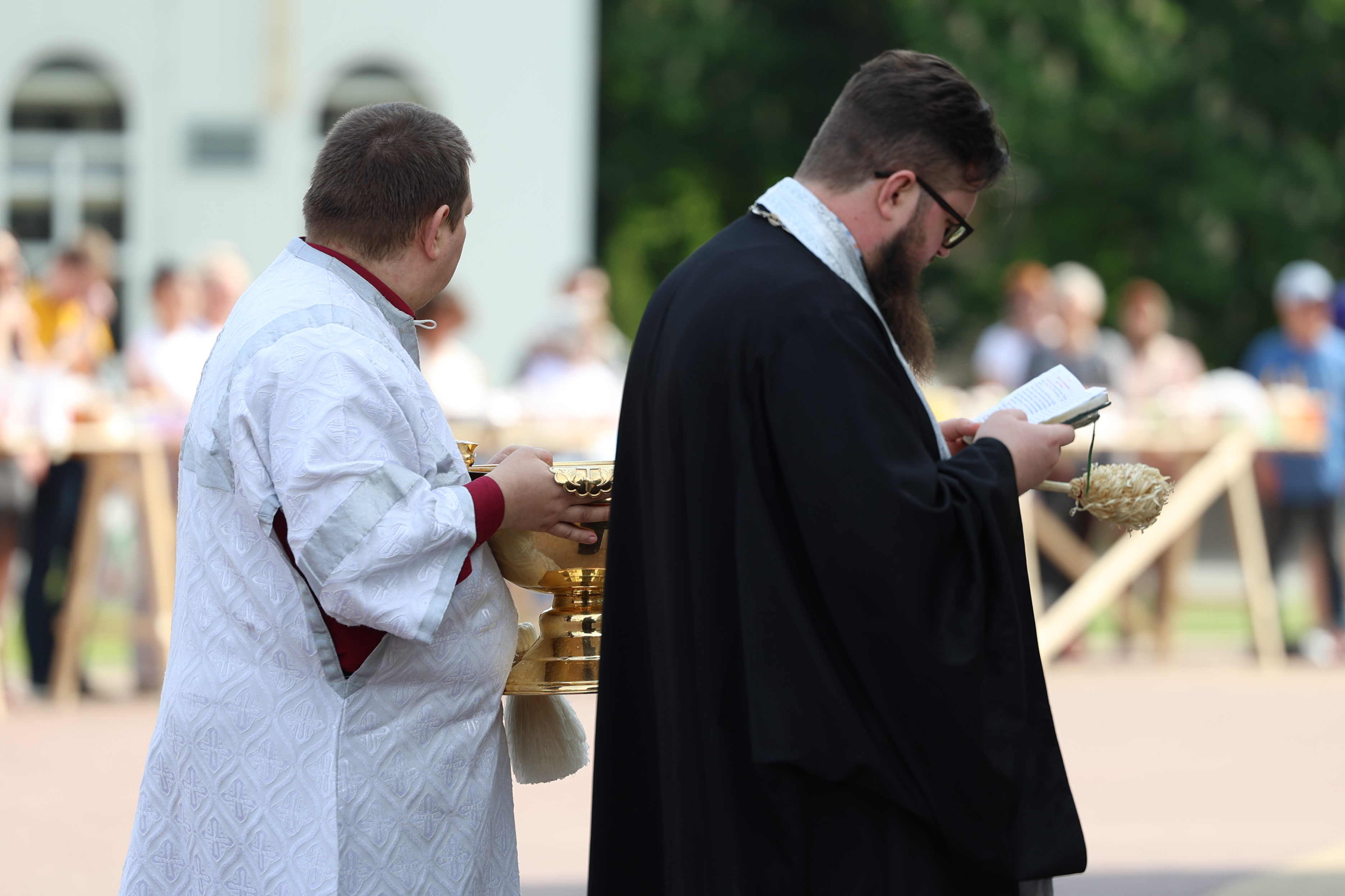 И скорбь, и радость: в калининградских храмах освящают куличи перед Пасхой (фото)