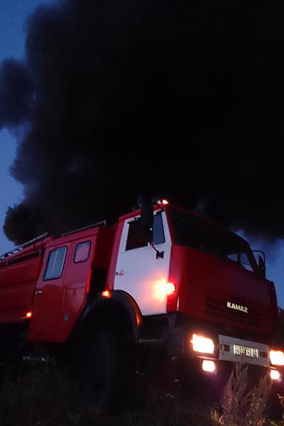 Во Взморье 4 пожарных расчёта тушили загоревшуюся свалку покрышек (фото)