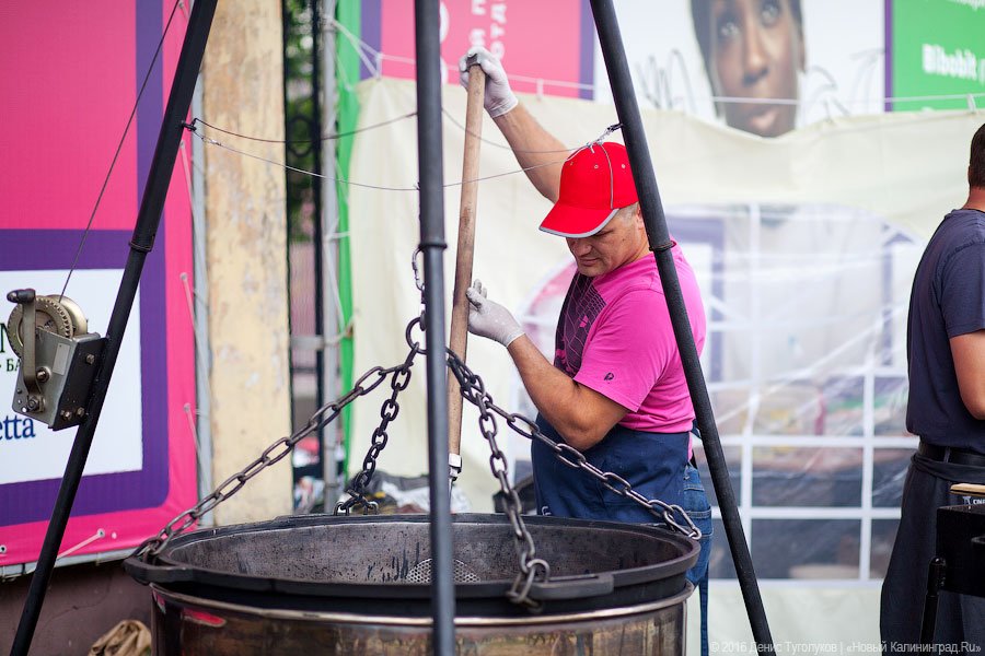 Голодные улицы: чем кормили калининградцев на День города