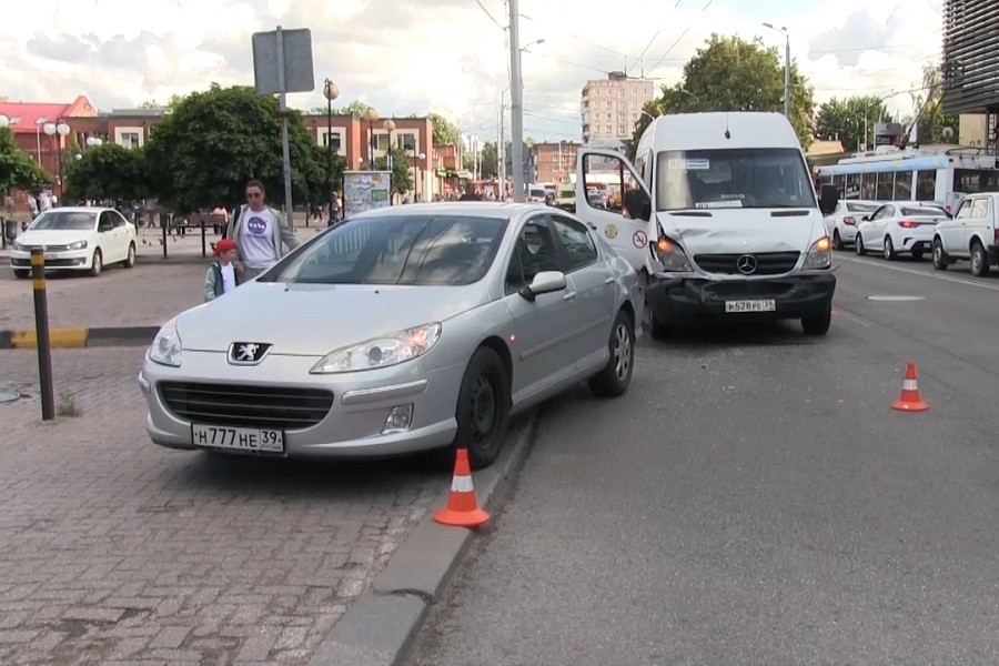 Одной из 7-ми пострадавших в ДТП с маршруткой пассажиров потребовалась госпитализация