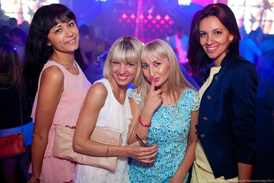 Бикини-пляж: в «Платинуме» прошел показ купальников