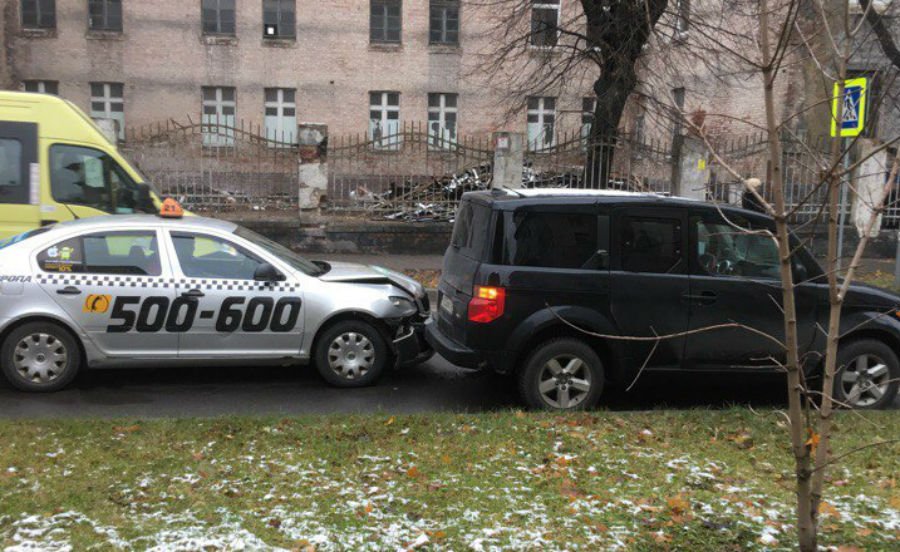 На ул. Артиллерийской такси врезалось в джип (фото)