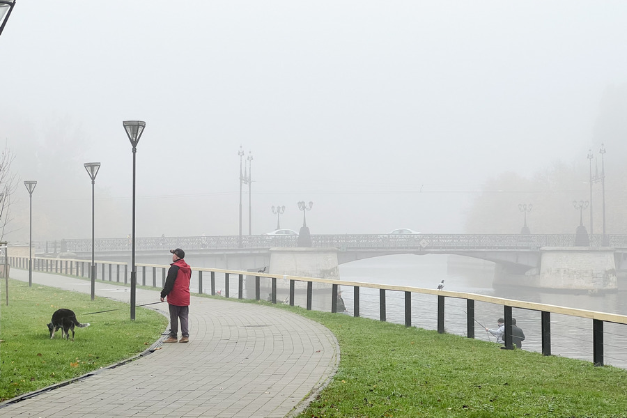 Город в молочной дымке: как Калининград встретил новое утро октября (фото)