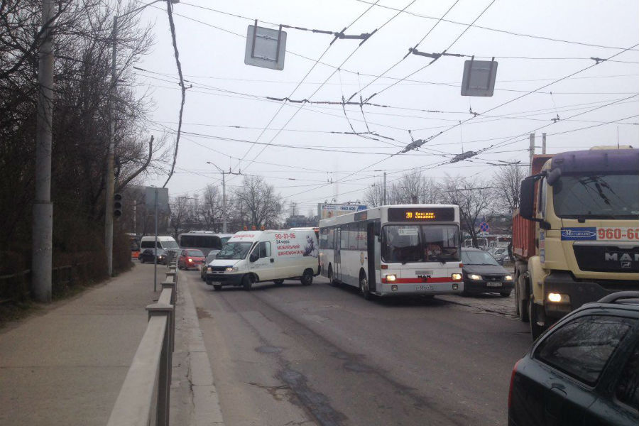 Напротив автовокзала столкнулись автобус и маршрутка, собираются пробки (фото)