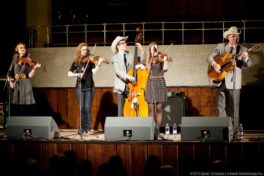 «Всем сестрам по серьгам»: фоторепортаж с концерта The Quebe Sisters Band