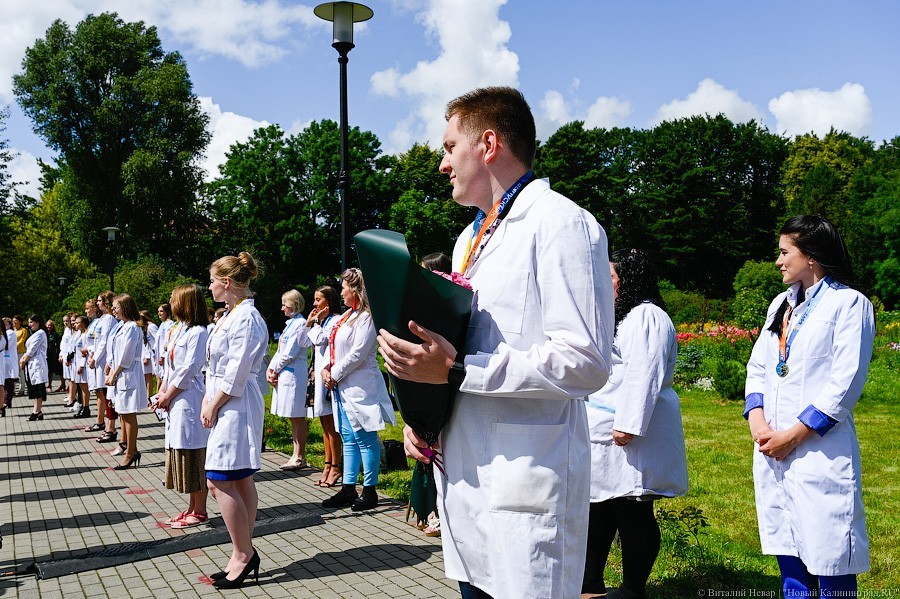 Как проходит вручение дипломов выпускникам БФУ в Ботаническом саду (фото)