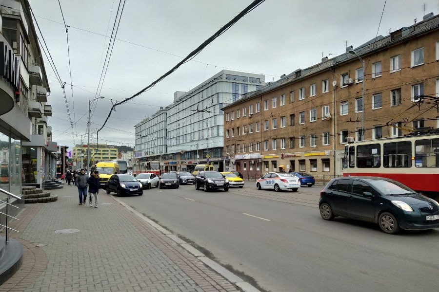 Из-за тройного ДТП на Черняховского полностью блокировано движение трамваев (фото)