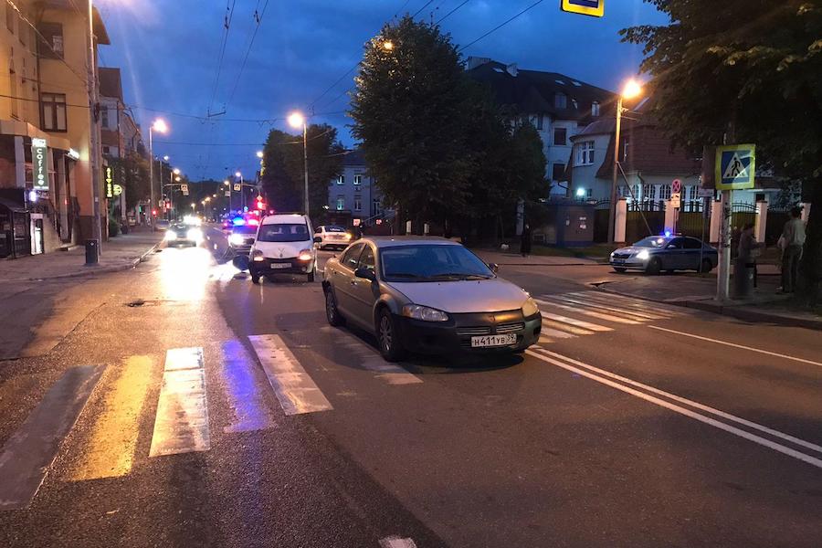 В Калининграде на пешеходном переходе столкнулись два авто, пострадали трое подростков (фото)