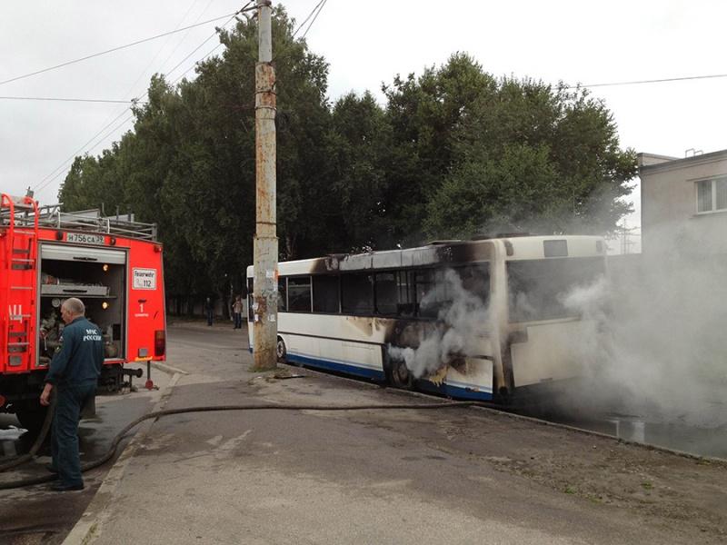 В Калининграде на Московском проспекте горит рейсовый автобус