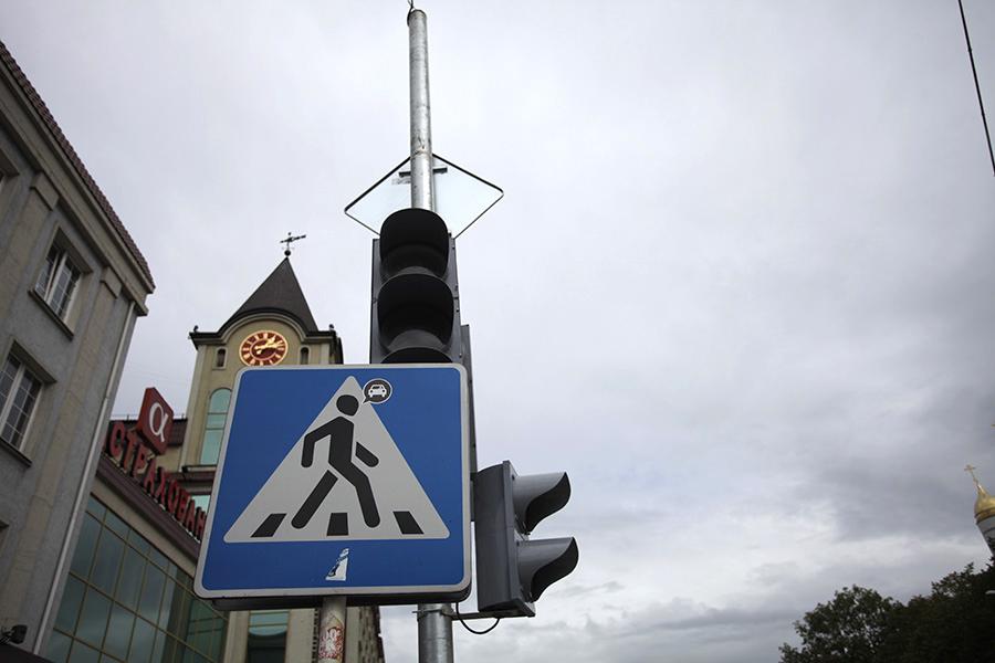 Не красный, не желтый и не зеленый: почему не работает новый светофор на Гаражной