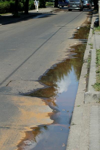 В Калининграде на перекрёстке ул. Кирова и Зоологической прорвало водопровод (фото)   