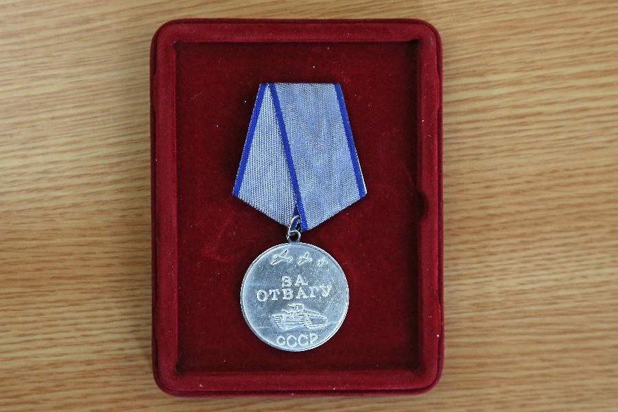 Полицейские передали родственникам ветеранов обнаруженные в области медали «За отвагу»
