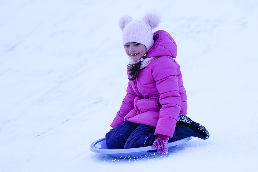 Скользя по утреннему снегу: калининградцы устроили катания с горки в Центральном парке (фото)