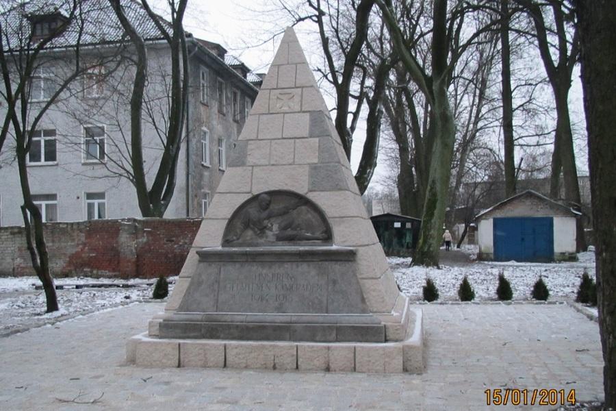 Вандалы не дали шанса: ремонт у мемориала воинам Первой мировой не продержался и месяца (фото)