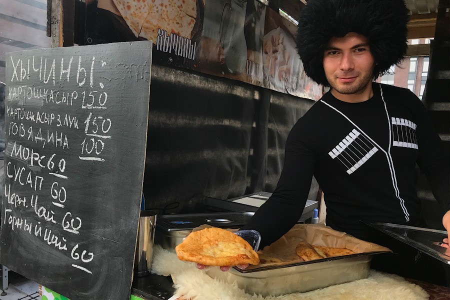 На острове Канта проходит городской пикник. Рассказываем, что успели попробовать