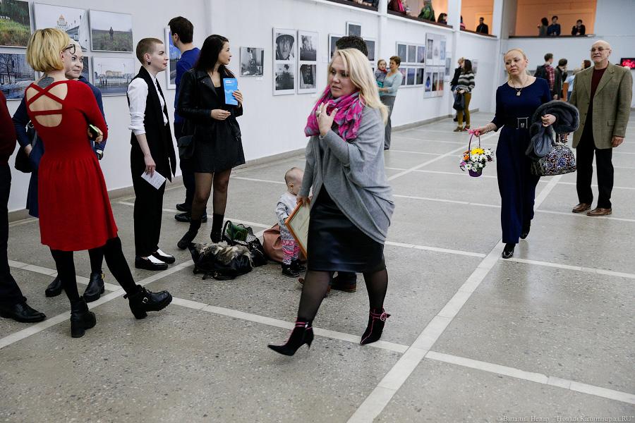 Картинки с выставки: открытие Балтийской биеннале фотографии