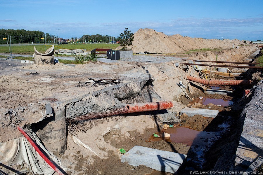 Днищем об асфальт: что происходит с Октябрьским островом спустя два года после ЧМ (фото)