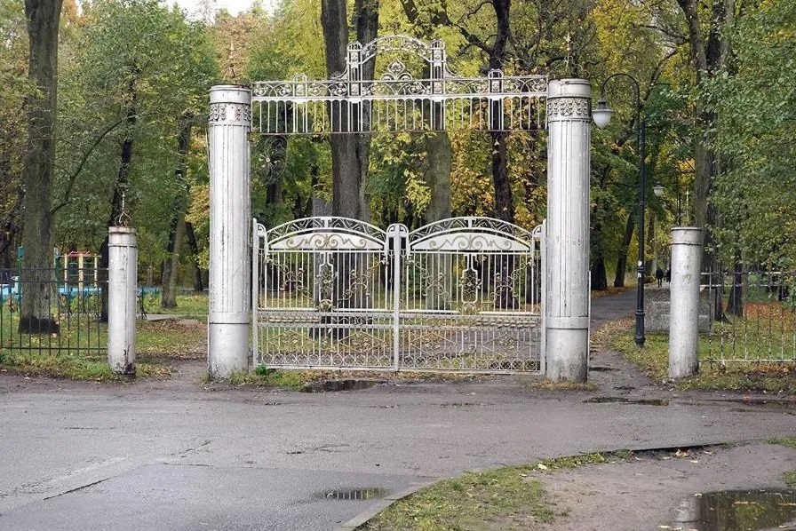 В Балтийске снесли исторические ворота в парк Головко. Власти обещают поставить такие же (фото)