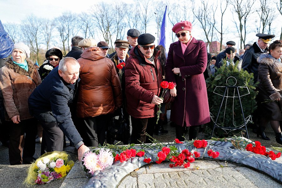 В едином порыве: в Калининграде почтили память героев-гвардейцев 