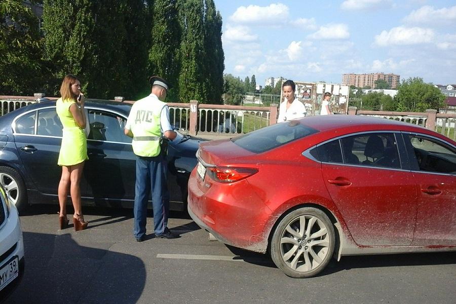 В центре Калининграда на мосту столкнулись два авто, образовалась пробка (фото)