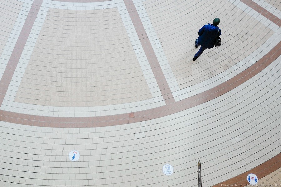 В масках и на дистанции: в Калининграде открылись торговые центры и парикмахерские