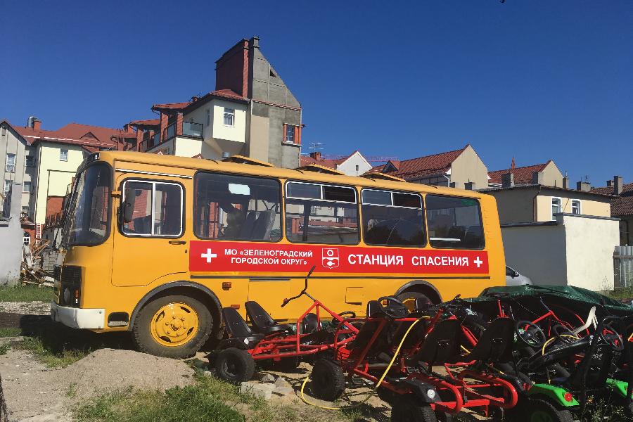 В Зеленоградске старые школьные автобусы превратили в спасательные (фото)