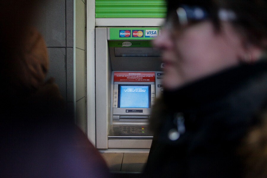 В Полесске молодой человек «имитировал сбой» в работе банкомата и украл деньги