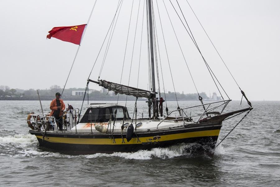 Венки на воде: калининградские яхтсмены почтили память погибших моряков