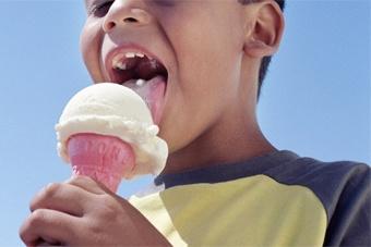 Роспотребнадзор советует калининградцам в жару есть «подтаянное» мороженое