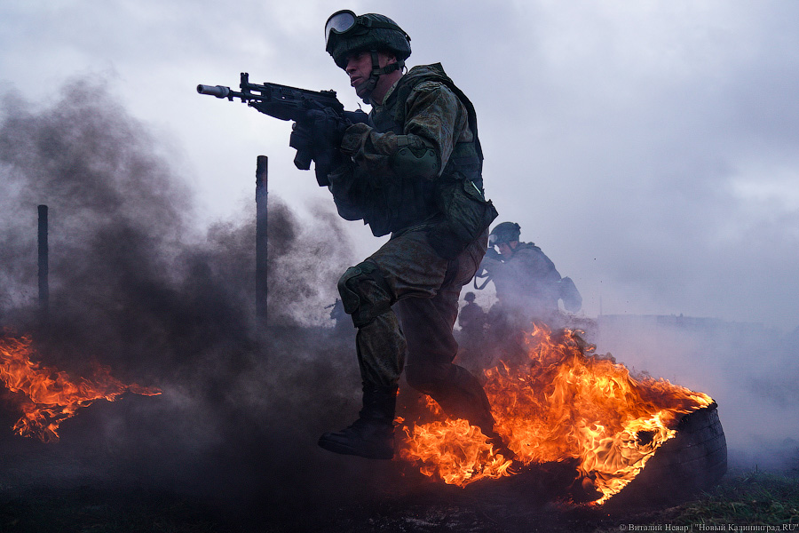 В условиях, приближенных к боевым: тренировка морпехов на психологической полосе препятствий