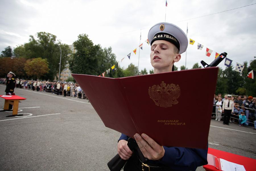 На верность Родине: 300 курсантов БВМИ приняли военную присягу