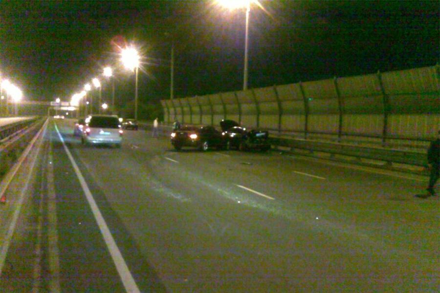 На второй эстакаде столкнулись две машины, пассажир одного из автомобилей разбил лоб (фото)