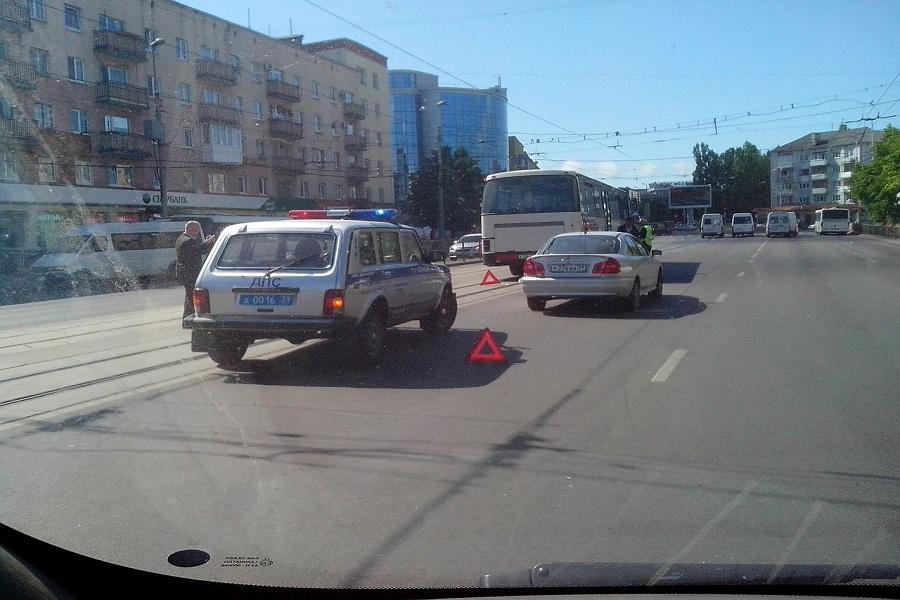 В центре Калининграда «Митсубиси» столкнулась с автобусом (фото)