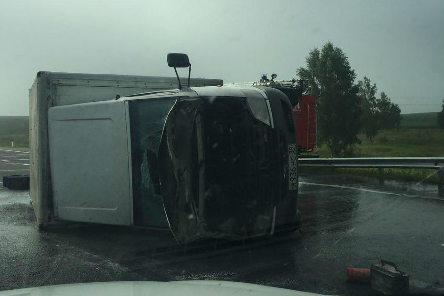 На гвардейской трассе под Калининградом перевернулся и сгорел грузовик (фото)