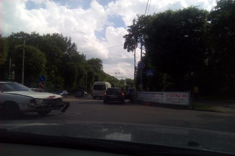 На ул. Невского столкнулись две легковушки, образовалась пробка (фото)