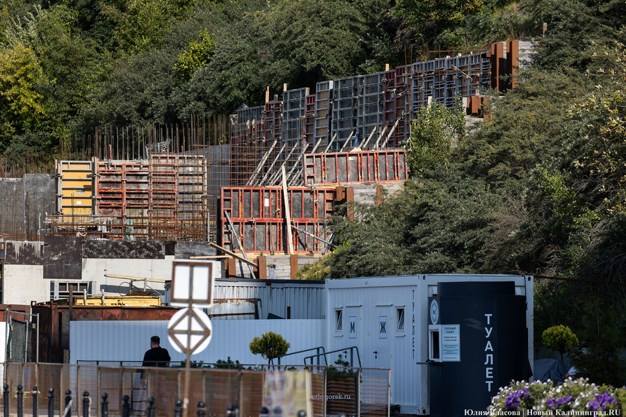 С видом на море и стройку: как выглядит пляж в Светлогорске этим летом